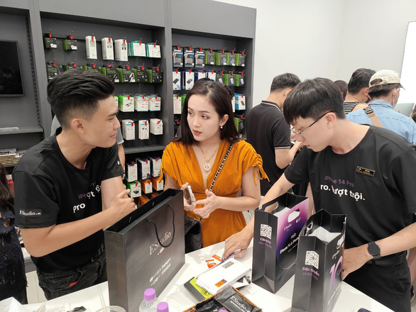 Nhà máy Trung Quốc bùng dịch, iPhone 14 tại Việt Nam khan hàng - Ảnh 1.