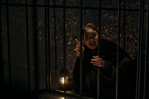 NSND Kim Xuân gây choáng với cảnh diễn 2 tính cách đối lập trong teaser Hạnh phúc máu - Ảnh 3.