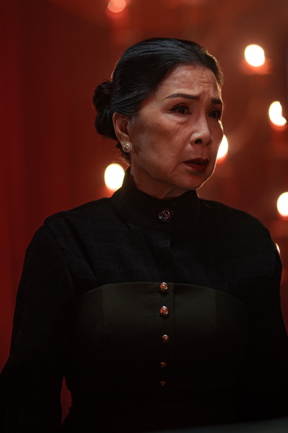 NSND Kim Xuân gây choáng với cảnh diễn 2 tính cách đối lập trong teaser Hạnh phúc máu - Ảnh 4. NSND Kim Xuân gây choáng với cảnh diễn 2 tính cách đối lập trong teaser Hạnh phúc máu - Ảnh 4.