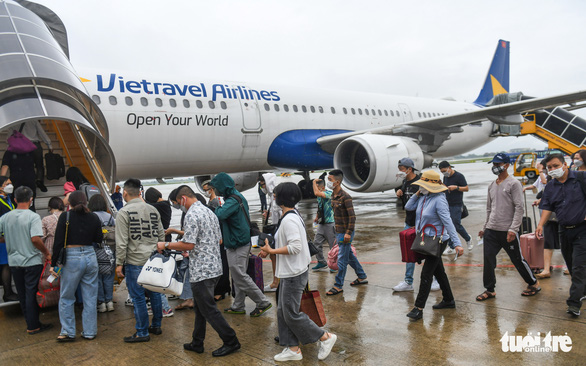 Vé may bay Tết tăng giá mạnh, hành khách bày chiêu bay vòng Thái Lan về Hà Nội rẻ hơn - Ảnh 2.