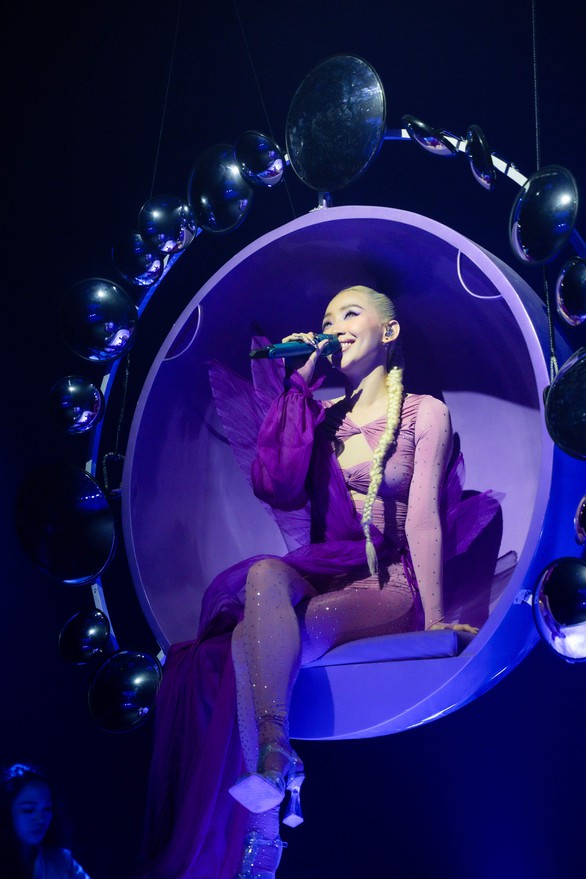 Vào top 1 iTunes ngay trong ngày ra mắt, Tóc Tiên - Hứa Kim Tuyền liền tung MV live ‘Nếu anh là em’ - Ảnh 5. Vào top 1 iTunes ngay trong ngày ra mắt, Tóc Tiên - Hứa Kim Tuyền liền tung MV live ‘Nếu anh là em’ - Ảnh 5.