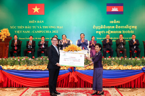 THACO AGRICULTURE tặng 15 xe cho Hội Chữ thập đỏ Campuchia - Ảnh 1.