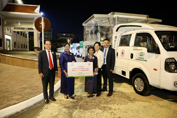 THACO AGRICULTURE tặng 15 xe cho Hội Chữ thập đỏ Campuchia - Ảnh 2.