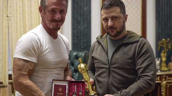 Ông Zelensky được diễn viên Sean Penn trao tượng Oscar - Ảnh 1.