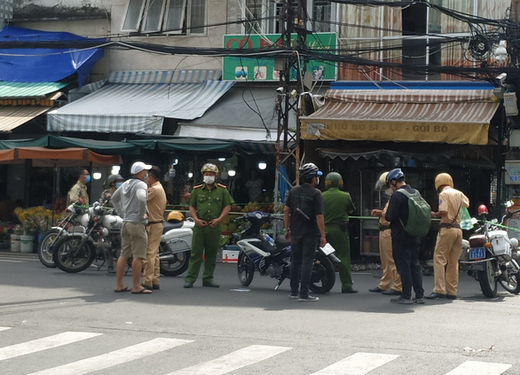 Công an điều tra nhóm thanh niên mang hung khí lao xe vào quán gỏi - Ảnh 1.