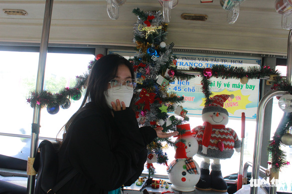 Tuyến xe buýt ngập tràn không khí Giáng sinh tại TP.HCM - Ảnh 4.