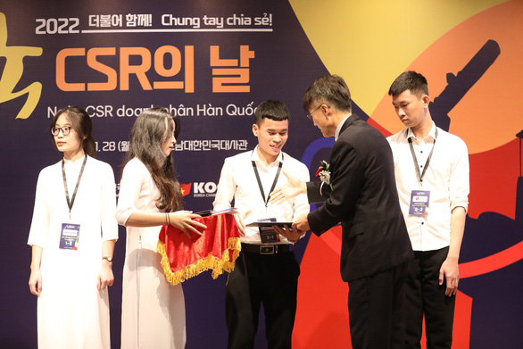 LG cùng Hiệp hội Doanh nghiệp Hàn Quốc trao học bổng cho sinh viên tài năng - Ảnh 1.