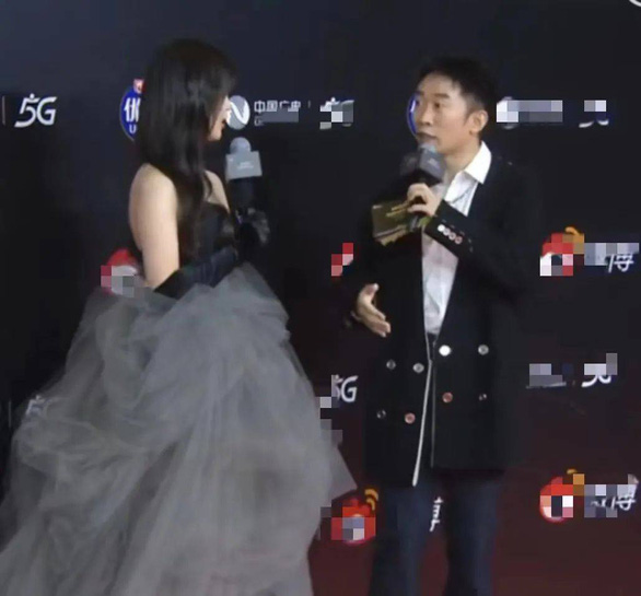 Đêm hội Weibo: Tiêu Chiến như ngủ gật, Úc Khả Duy giấu album trong váy cùng loạt tình huống hài hước - Ảnh 9.