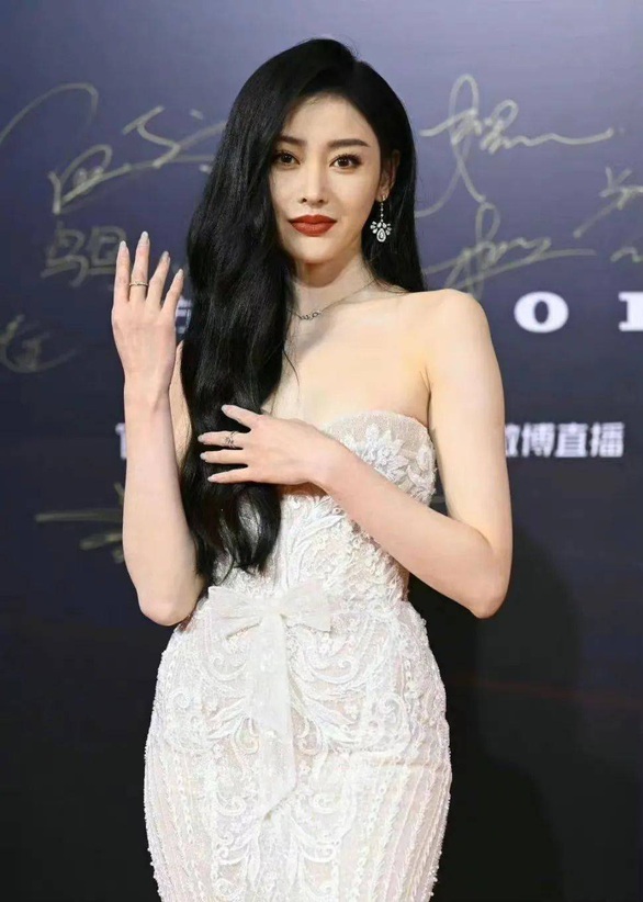 Đêm hội Weibo: Tiêu Chiến như ngủ gật, Úc Khả Duy giấu album trong váy cùng loạt tình huống hài hước - Ảnh 5. Đêm hội Weibo: Tiêu Chiến như ngủ gật, Úc Khả Duy giấu album trong váy cùng loạt tình huống hài hước - Ảnh 5.