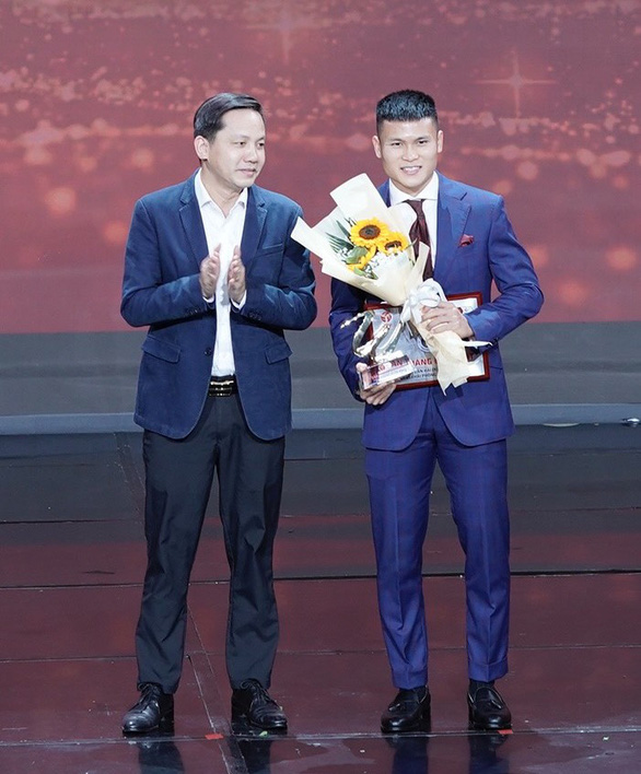 Văn Quyết đoạt danh hiệu Cầu thủ xuất sắc nhất V-League 2022 - Ảnh 2.