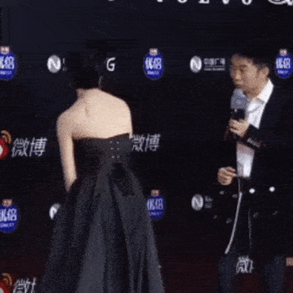 Đêm hội Weibo: Tiêu Chiến như ngủ gật, Úc Khả Duy giấu album trong váy cùng loạt tình huống hài hước - Ảnh 4. Đêm hội Weibo: Tiêu Chiến như ngủ gật, Úc Khả Duy giấu album trong váy cùng loạt tình huống hài hước - Ảnh 4.