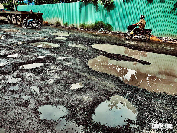 Người dân quận 7, TP.HCM khổ với con đường đầy ổ gà, ổ voi Nguyễn Văn Quỳ - Ảnh 1.