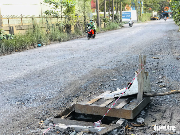 Người dân quận 7, TP.HCM khổ với con đường đầy ổ gà, ổ voi Nguyễn Văn Quỳ - Ảnh 3.