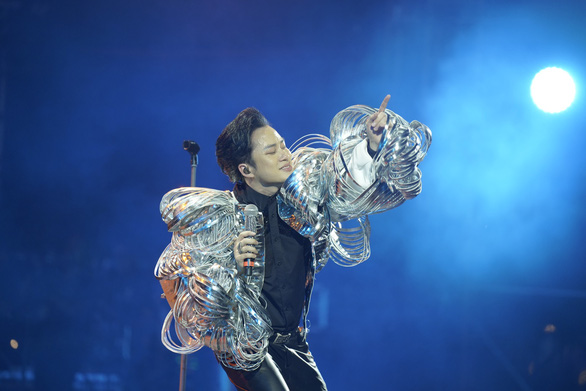 Tùng Dương được khán giả hò reo chào đón tại Lễ hội âm nhạc Hò Dô - Ảnh 3.