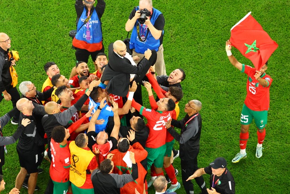Thắng Bồ Đào Nha, Morocco là đội châu Phi đầu tiên vào bán kết World Cup - Ảnh 1. Thắng Bồ Đào Nha, Morocco là đội châu Phi đầu tiên vào bán kết World Cup - Ảnh 1.