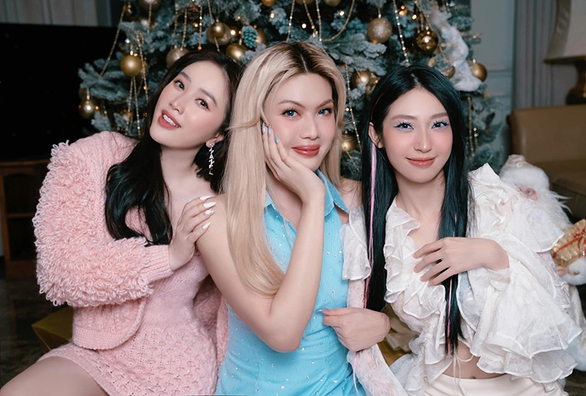 Ảnh vui sao Việt 12-12: Thủy Tiên trổ tài cắm hoa - Ảnh 10. Ảnh vui sao Việt 12-12: Thủy Tiên trổ tài cắm hoa - Ảnh 10.