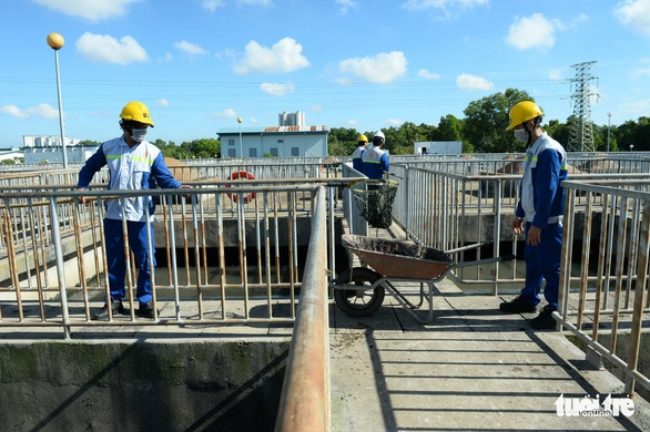 Làm sao xử lý nước thải đổ vào các dòng kênh ở TP.HCM? - Ảnh 1. Làm sao xử lý nước thải đổ vào các dòng kênh ở TP.HCM? - Ảnh 1.