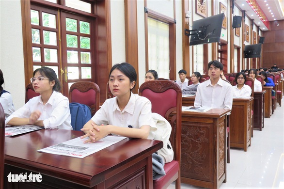 Biết mình được nhận học bổng Tiếp sức đến trường, hai anh em đã ôm nhau nhảy cẫng - Ảnh 1.