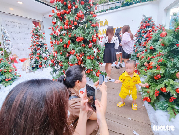 Già trẻ gì ở Sài Gòn cũng lên đồ đón Giáng sinh sớm - Ảnh 3.