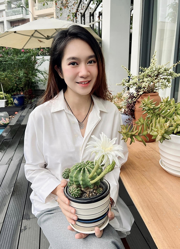 Ảnh vui sao Việt 12-12: Thủy Tiên trổ tài cắm hoa - Ảnh 4. Ảnh vui sao Việt 12-12: Thủy Tiên trổ tài cắm hoa - Ảnh 4.