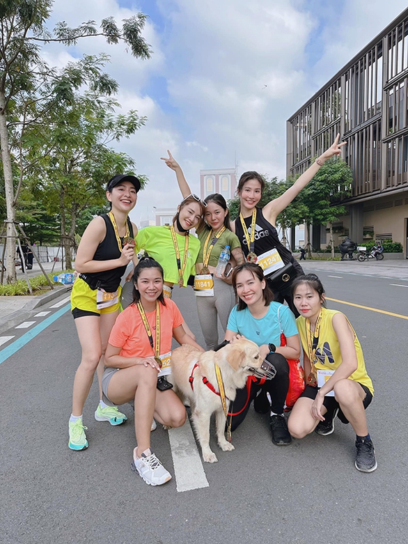 Ảnh vui sao Việt 12-12: Thủy Tiên trổ tài cắm hoa - Ảnh 6. Ảnh vui sao Việt 12-12: Thủy Tiên trổ tài cắm hoa - Ảnh 6.