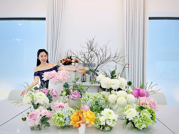 Ảnh vui sao Việt 12-12: Thủy Tiên trổ tài cắm hoa - Ảnh 1. Ảnh vui sao Việt 12-12: Thủy Tiên trổ tài cắm hoa - Ảnh 1.