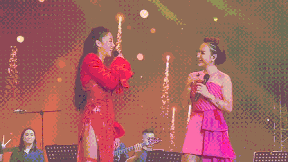 ‘Mẹ con Cám’ nắm tay song ca, hôn nhau chụt chụt sau 12 năm xa cách - Ảnh 3. ‘Mẹ con Cám’ nắm tay song ca, hôn nhau chụt chụt sau 12 năm xa cách - Ảnh 3.