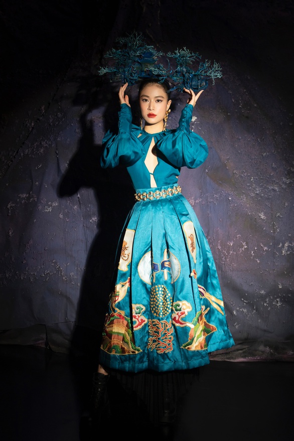 Hoàng Thùy Linh đội khăn mỏ quạ, hóa bà già nói bo xì điều tiêu cực của năm cũ - Ảnh 4. Hoàng Thùy Linh đội khăn mỏ quạ, hóa bà già nói bo xì điều tiêu cực của năm cũ - Ảnh 4.