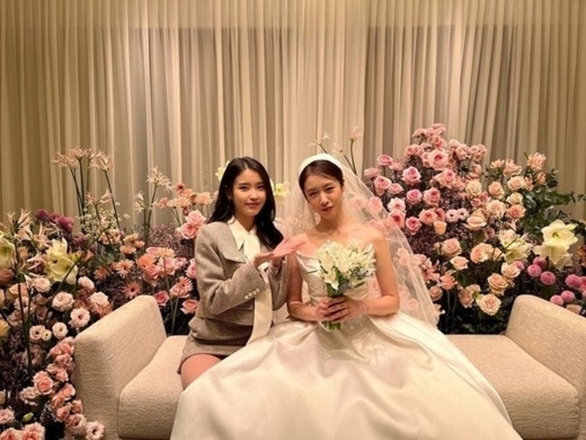 IU chơi lớn, tặng hẳn vương miện ngọc trai làm quà cưới cho Ji Yeon - Ảnh 1. IU chơi lớn, tặng hẳn vương miện ngọc trai làm quà cưới cho Ji Yeon - Ảnh 1.