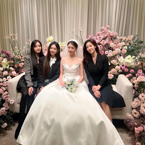 IU chơi lớn, tặng hẳn vương miện ngọc trai làm quà cưới cho Ji Yeon - Ảnh 3. IU chơi lớn, tặng hẳn vương miện ngọc trai làm quà cưới cho Ji Yeon - Ảnh 3.