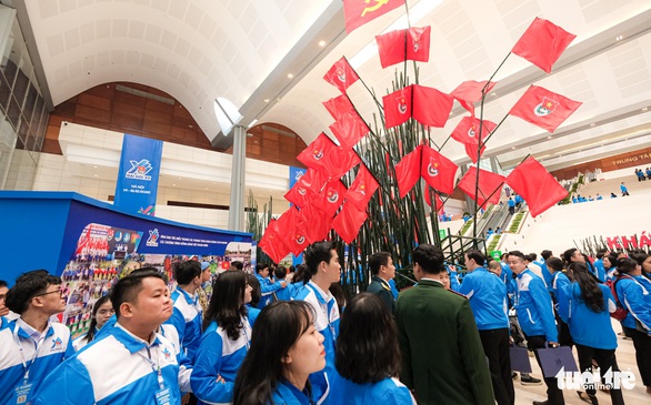 Cây tre vươn cao ôm lá cờ cùng 1.000 hình ảnh triển lãm tái hiện 90 năm lịch sử Đoàn - Ảnh 2. Cây tre vươn cao ôm lá cờ cùng 1.000 hình ảnh triển lãm tái hiện 90 năm lịch sử Đoàn - Ảnh 2.