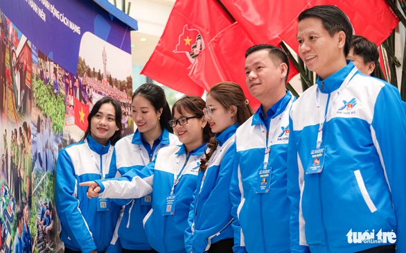 Cây tre vươn cao ôm lá cờ cùng 1.000 hình ảnh triển lãm tái hiện 90 năm lịch sử Đoàn - Ảnh 3. Cây tre vươn cao ôm lá cờ cùng 1.000 hình ảnh triển lãm tái hiện 90 năm lịch sử Đoàn - Ảnh 3.