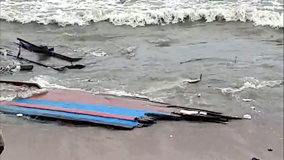 Tàu cá mắc cạn ở  cửa biển bị sóng đánh vỡ tan thành từng mảnh - Ảnh 1.