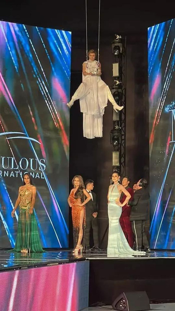 Chủ tịch Miss Fabulous International đu người như diễn xiếc để trao vương miện - Ảnh 2.