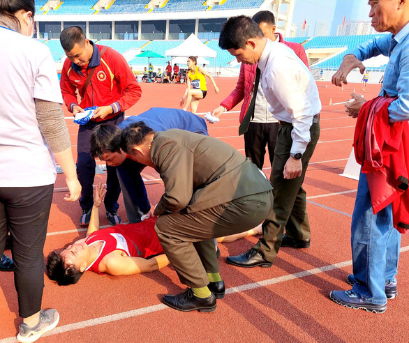 ‘Vua tốc độ’ Ngần Ngọc Nghĩa chấn thương sau khi rút về đích - Ảnh 1.