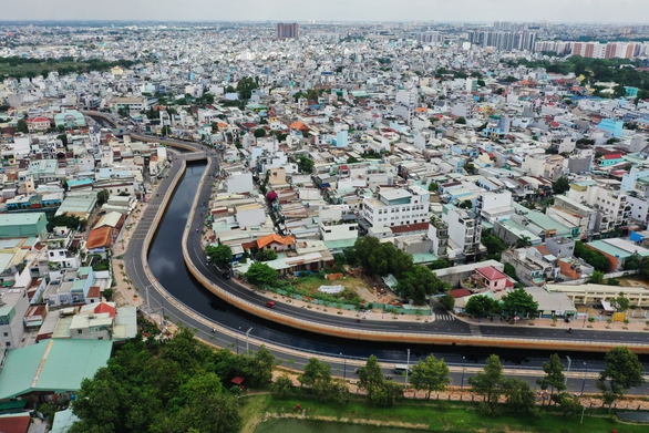 Để kênh nước đen không còn đen: Cần chế tài hành vi xả rác - Ảnh 1. Để kênh nước đen không còn đen: Cần chế tài hành vi xả rác - Ảnh 1.