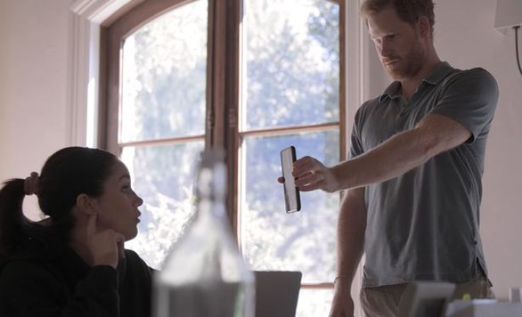 Vợ chồng Harry và Meghan tiếp tục gây bão với loạt tiết lộ trong phim tài liệu - Ảnh 2. Vợ chồng Harry và Meghan tiếp tục gây bão với loạt tiết lộ trong phim tài liệu - Ảnh 2.