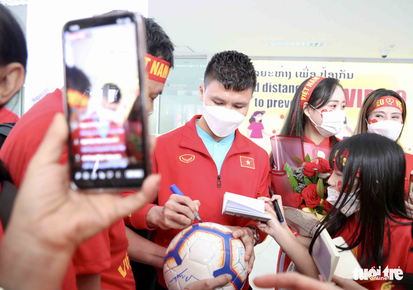 Đội tuyển Việt Nam đã đến Lào, sẵn sàng AFF Cup 2022 - Ảnh 6.