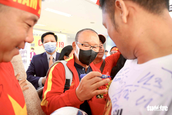 Đội tuyển Việt Nam đã đến Lào, sẵn sàng AFF Cup 2022 - Ảnh 1.