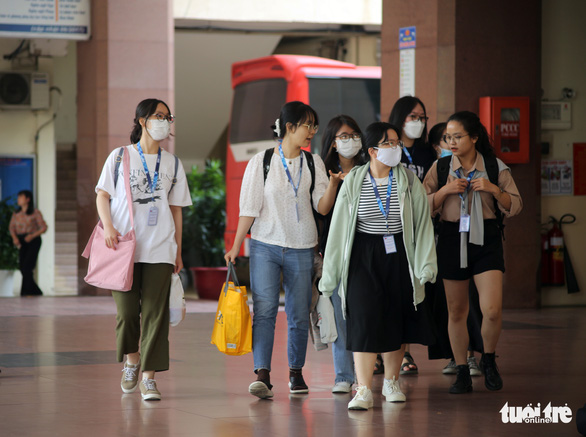 Sinh viên đã mua vé xe về Tết, trường dự kiến lịch thi học kỳ - Ảnh 1.