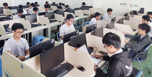 Học sinh giỏi trường chuyên Bình Định nhận học bổng mỗi tháng gấp 3 lần học phí - Ảnh 1.