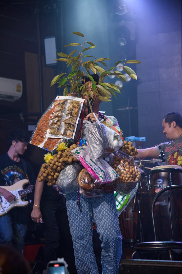 Chết cười khi ca sĩ Thái - Kong Huayrai được fan tặng cả bao gạo, nhu yếu phẩm khi đi diễn - Ảnh 5.