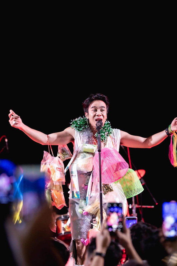 Chết cười khi ca sĩ Thái - Kong Huayrai được fan tặng cả bao gạo, nhu yếu phẩm khi đi diễn - Ảnh 3.