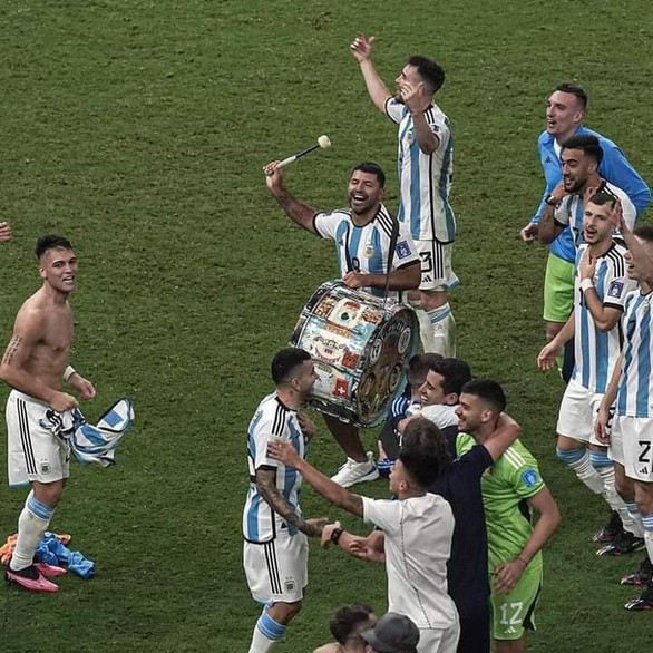 Loạt ảnh chứng minh streamer Kun Aguero là bậc thầy ăn ké tuyển Argentina! - Ảnh 2. Loạt ảnh chứng minh streamer Kun Aguero là bậc thầy ăn ké tuyển Argentina! - Ảnh 2.