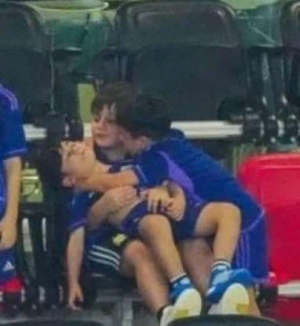 Ảnh vui 19-12: Con trai Messi ngất xỉu khi bố vô địch World Cup 2022 - Ảnh 1.