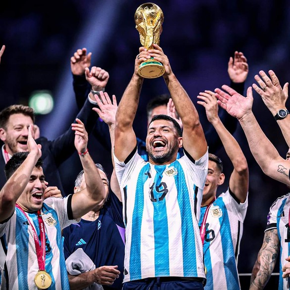 Loạt ảnh chứng minh streamer Kun Aguero là bậc thầy ăn ké tuyển Argentina! - Ảnh 5. Loạt ảnh chứng minh streamer Kun Aguero là bậc thầy ăn ké tuyển Argentina! - Ảnh 5.