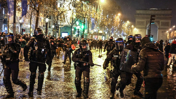 Cảnh sát đụng độ người hâm mộ ở Paris sau khi Argentina vô địch World Cup 2022 - Ảnh 1.