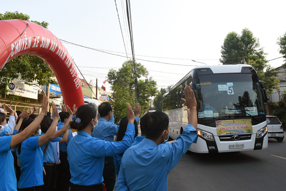 Nhiều doanh nghiệp ở Đồng Nai hỗ trợ vé xe 50-100% đưa công nhân về quê ăn Tết sớm - Ảnh 1.