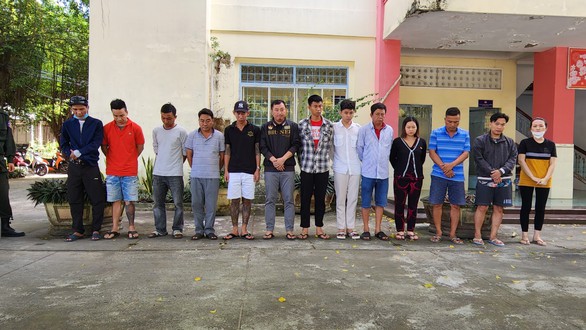 Kiên Giang phá đường dây cá độ bóng đá qua mạng 900 tỉ, tạm giữ 11 người - Ảnh 2. Kiên Giang phá đường dây cá độ bóng đá qua mạng 900 tỉ, tạm giữ 11 người - Ảnh 2.