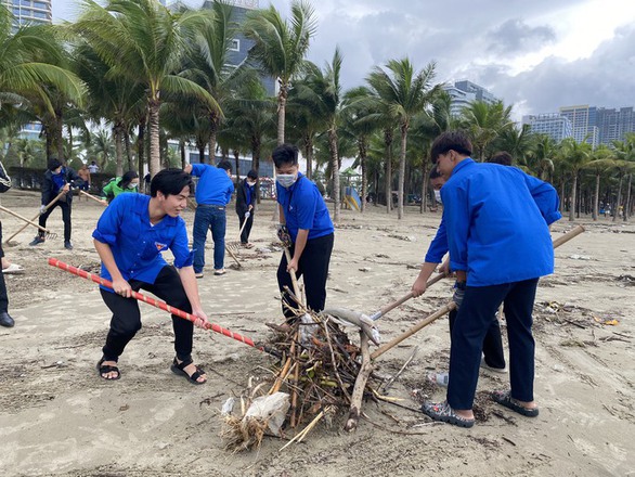 Đà Nẵng vận động người dân dọn rác sớm để lao công có giao thừa bên người thân - Ảnh 4. Đà Nẵng vận động người dân dọn rác sớm để lao công có giao thừa bên người thân - Ảnh 4.